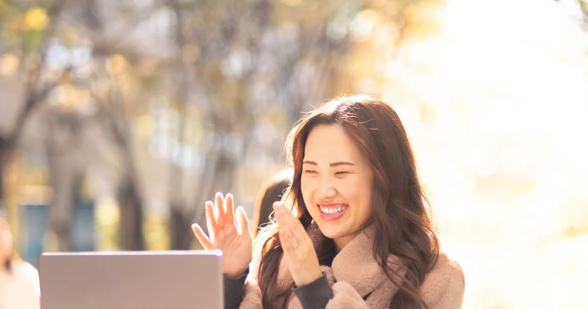 街のカフェで笑顔を見せる女性のポートレート
