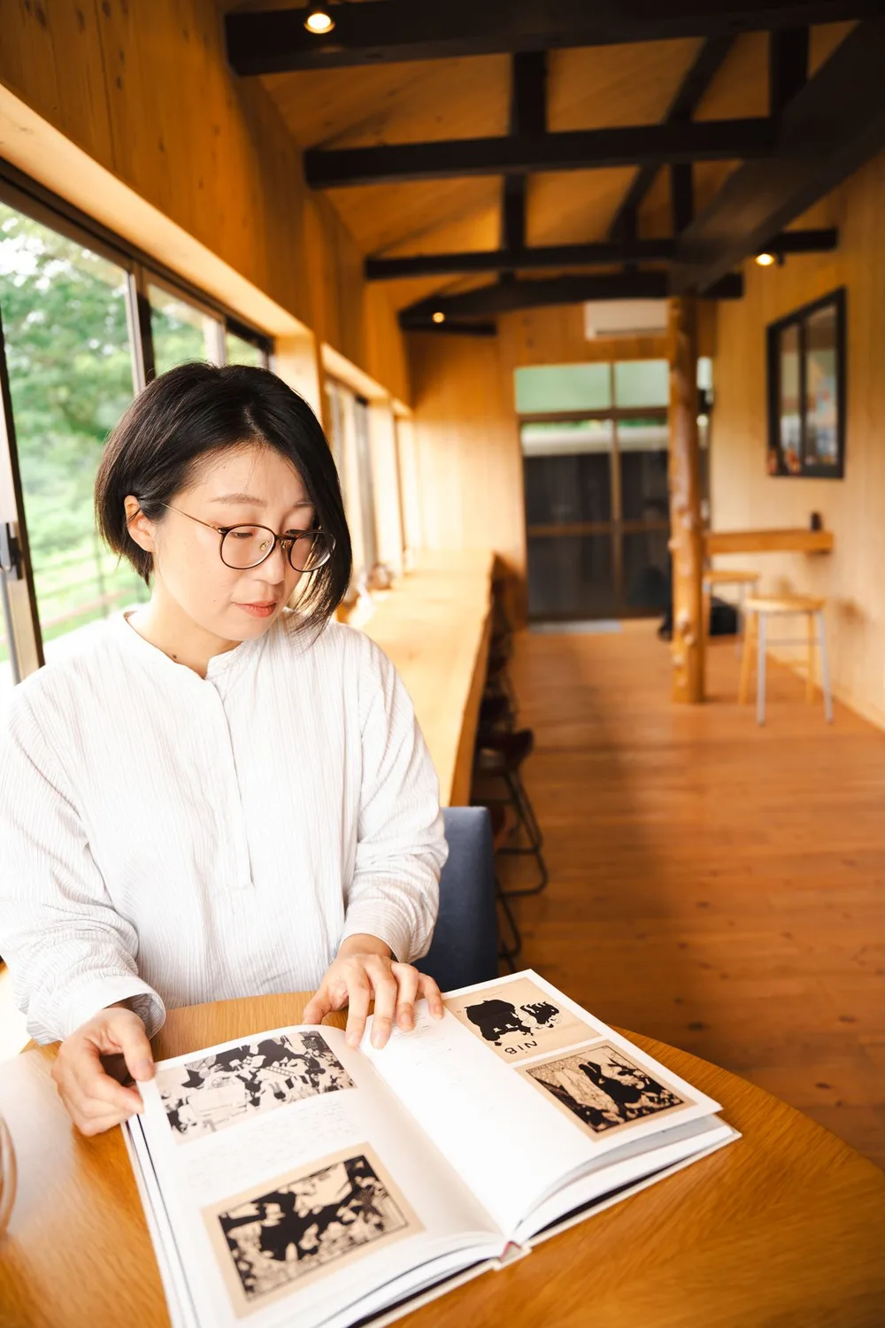 カフェのカウンターで本を読む女性のポートレート