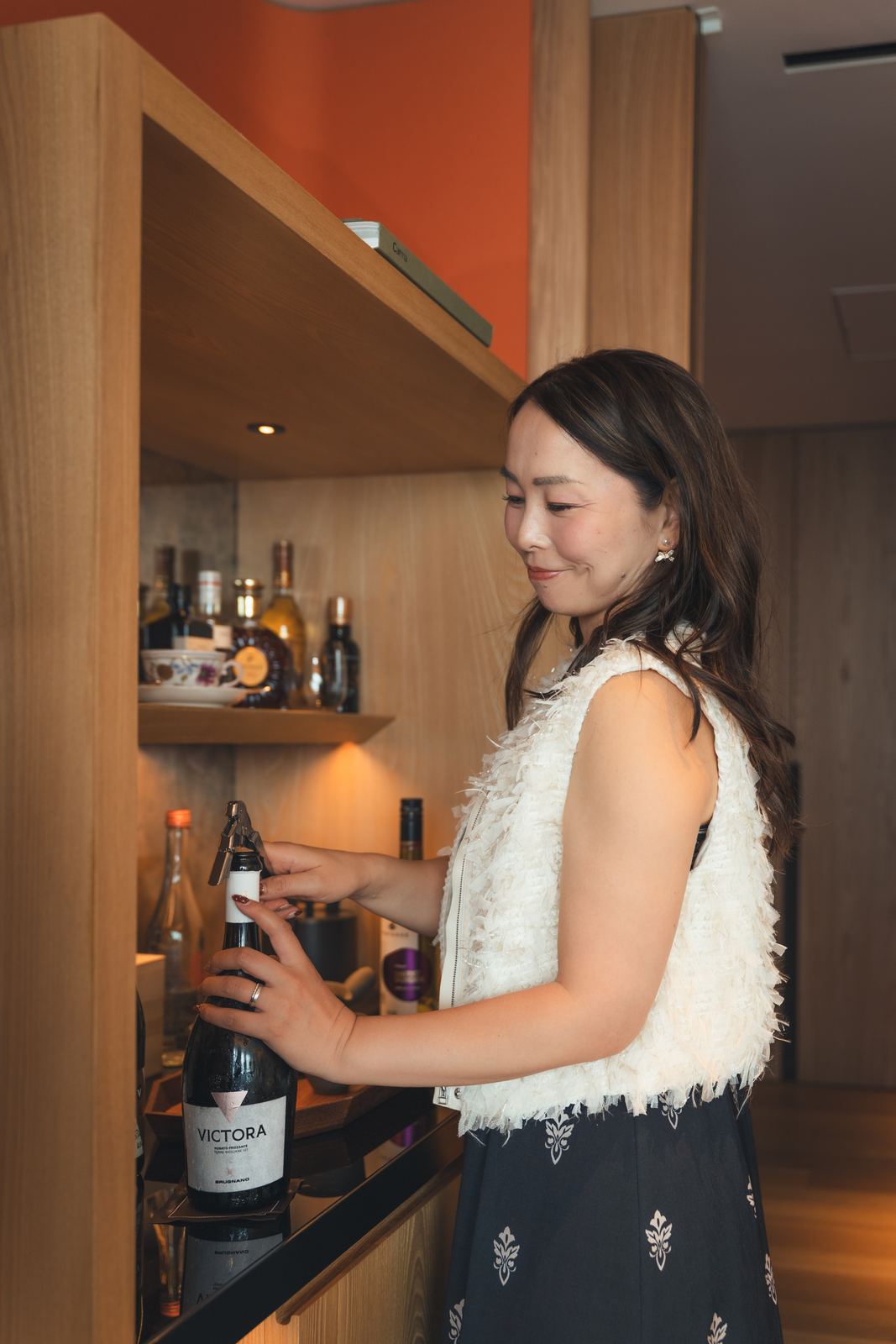 ホテルの部屋で撮影したカット