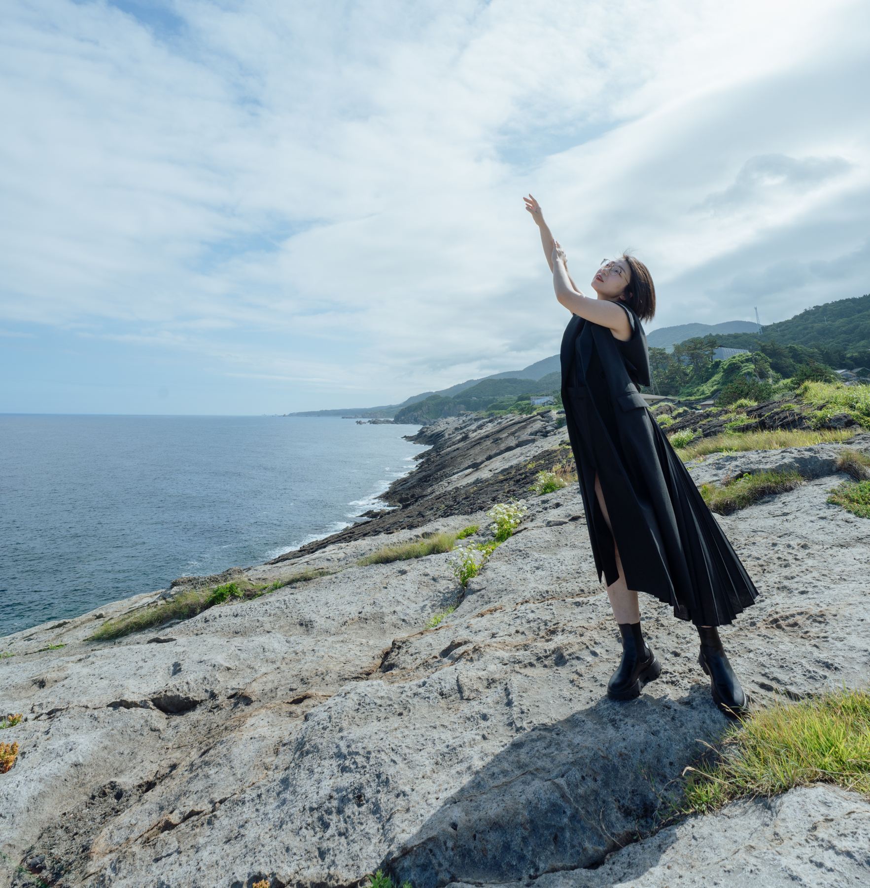 海沿いの岩場で撮影したカット