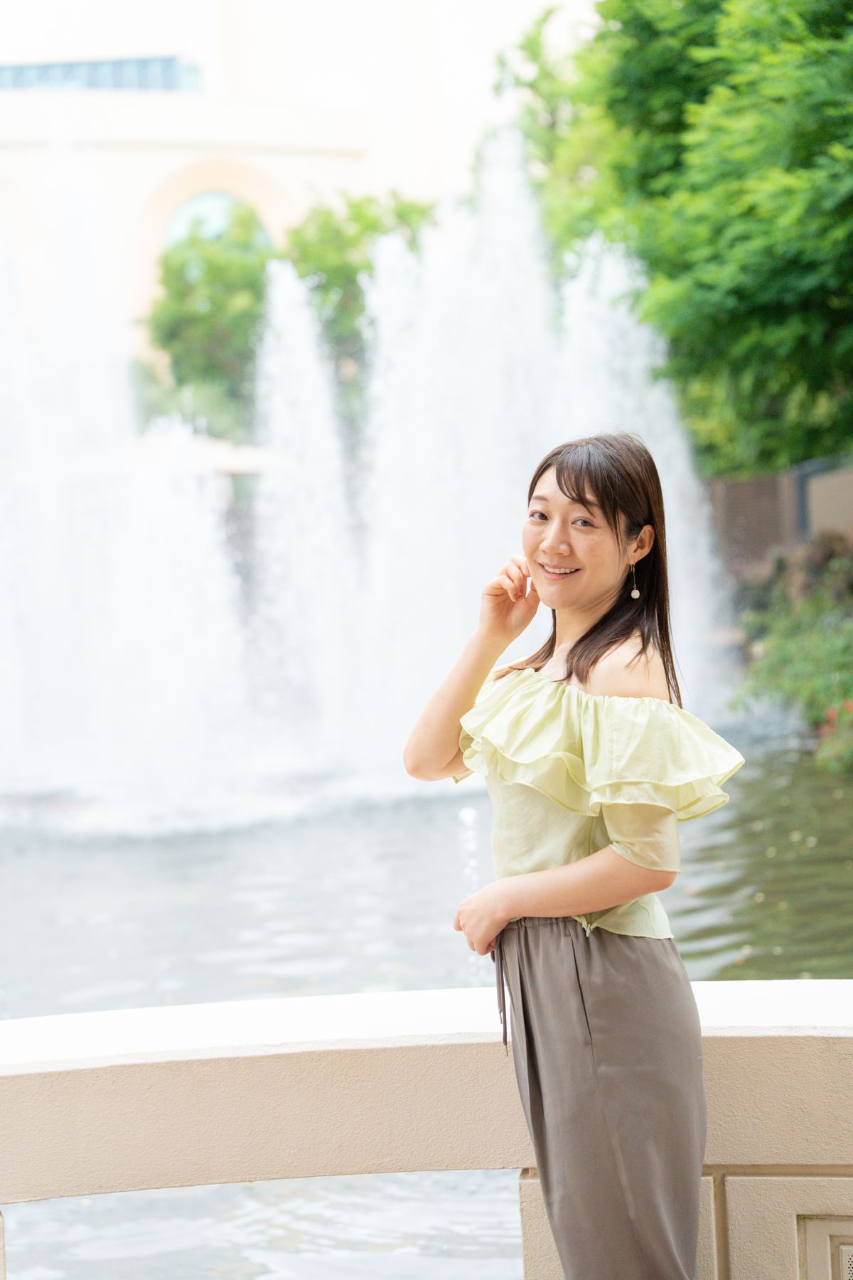 噴水の前で撮影したポートレート