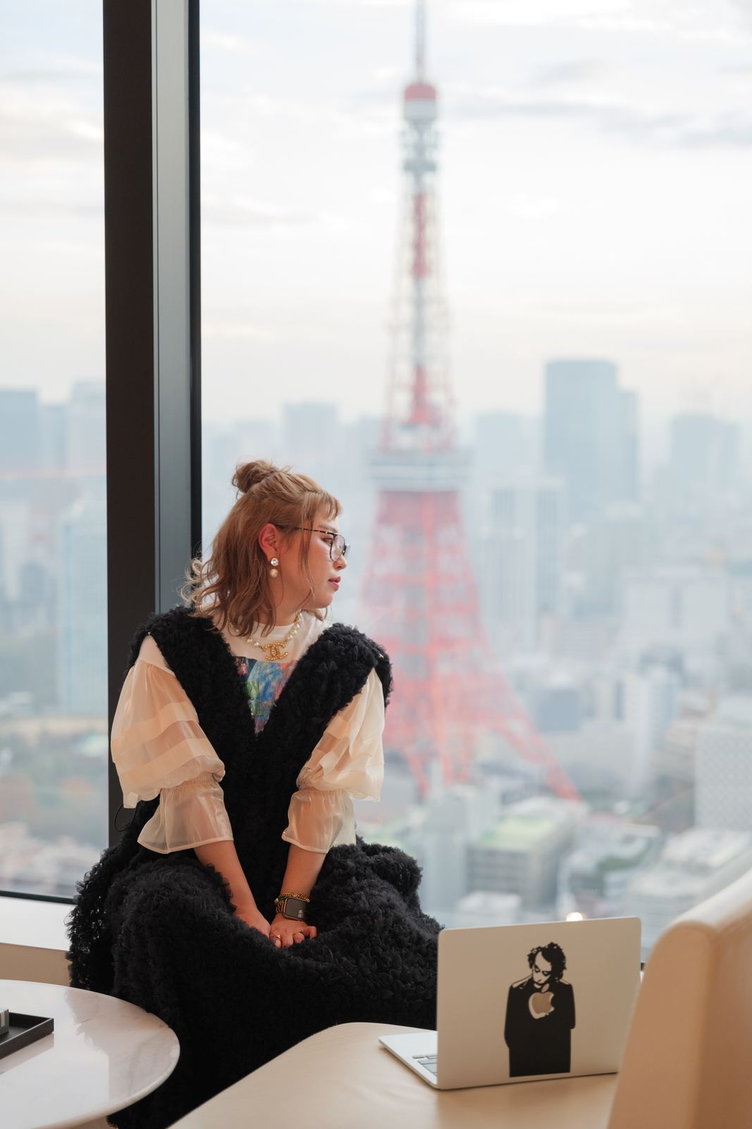 ホテルの窓辺で撮影したポートレート